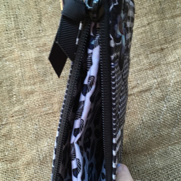 VERA BRADLEY RFID ON THE GO WRISTLET - Picture 3 of 4